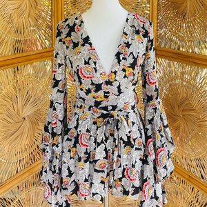 Blithe LA Boutique Floral Romper with Bell Sleeves Size Small Summer Flirty